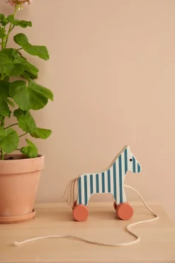 Trælegetøj-KidsConcept Kids Concept Trækdyr Hest Stribet Carl Larsson Flerfarvet