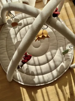 Babylegetøj-VanillaCopenhagen Vanilla Copenhagen Ladybug Aktivitetstæppe, Oyster