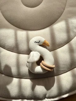 Babylegetøj-VanillaCopenhagen Vanilla Copenhagen Swan Rangle, Milk